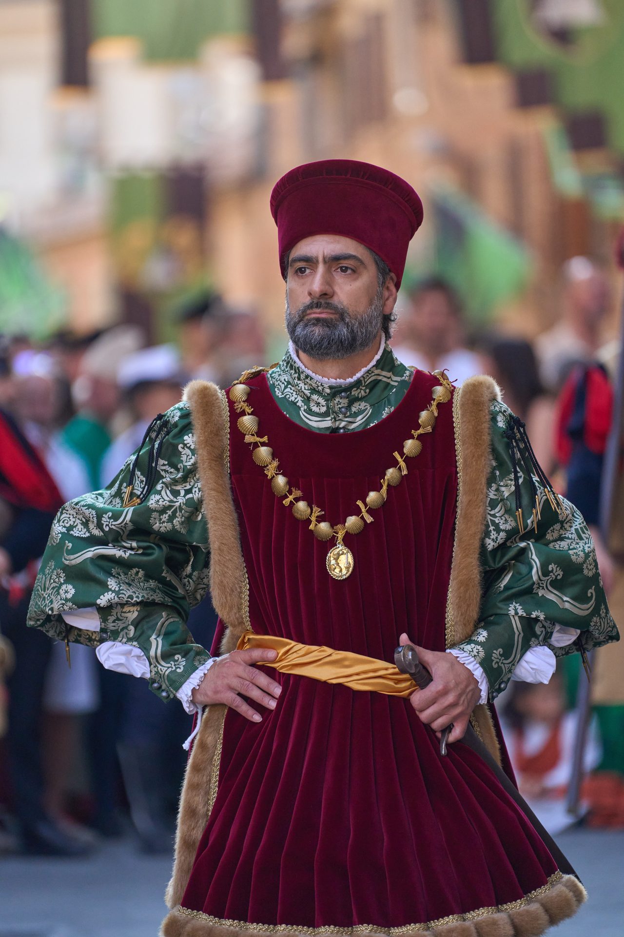 Capitano in velluto rosso e oro