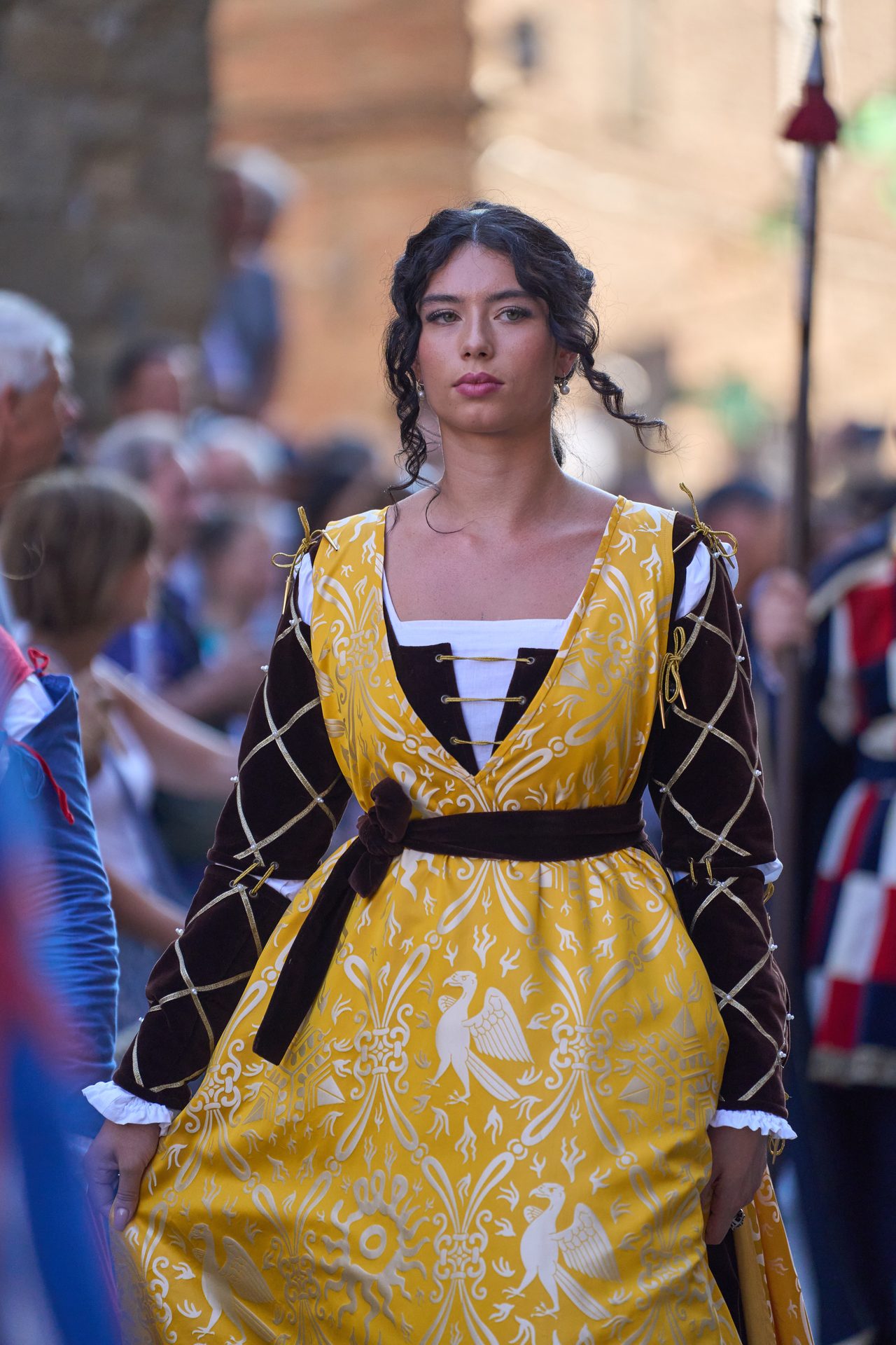 Dama del Borgo in abito giallo