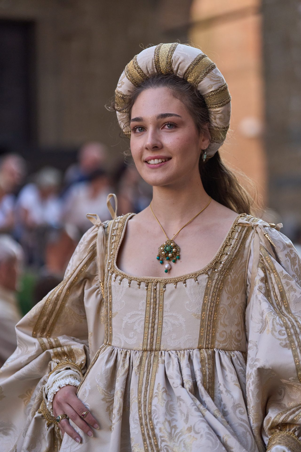 Gentildonna in abito bianco e oro