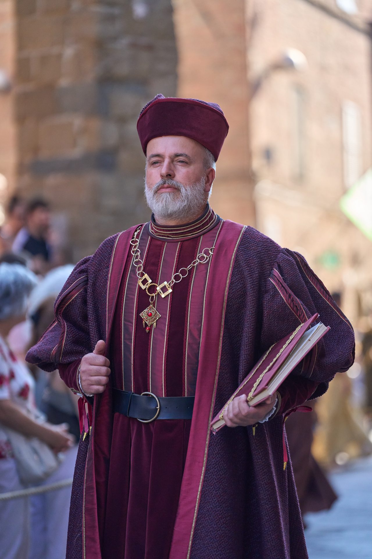 Magistrato con mantello rosso