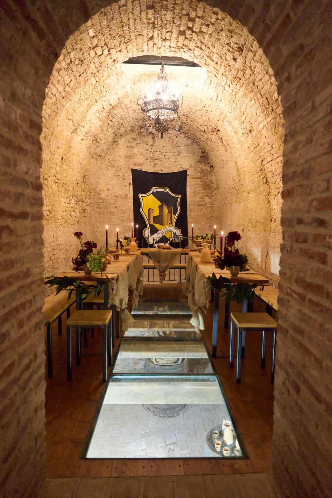 Sala a volte della Taverna del Borgo Dentro con stendardo