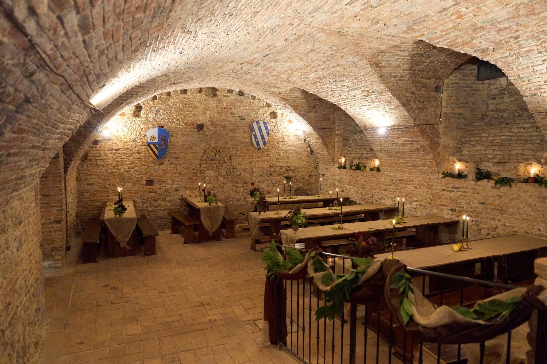 Sala a volte della Taverna del Casalino con stemmi araldici