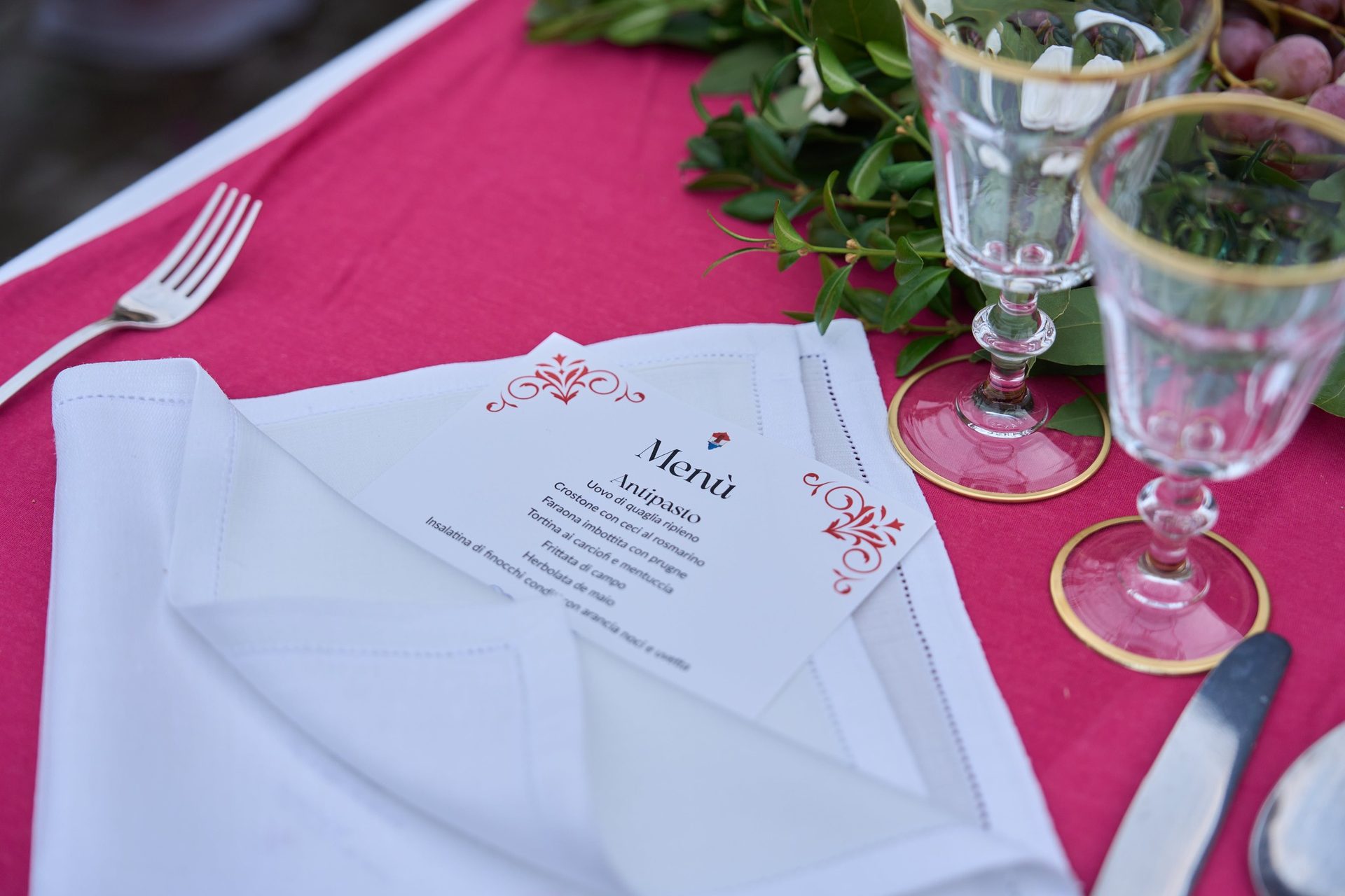 Mise en place su tovaglia rossa
