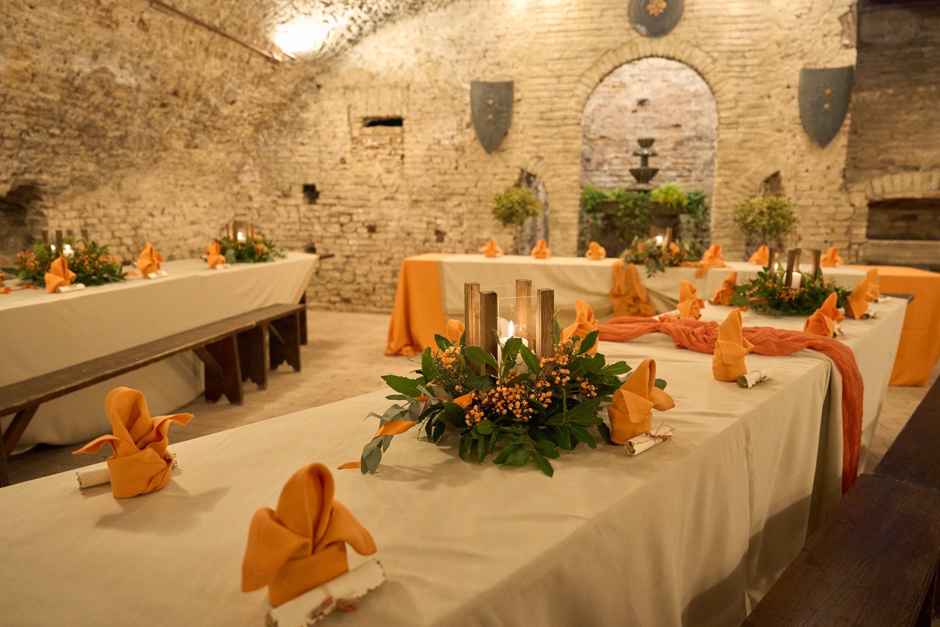 Sala con scudi blu
