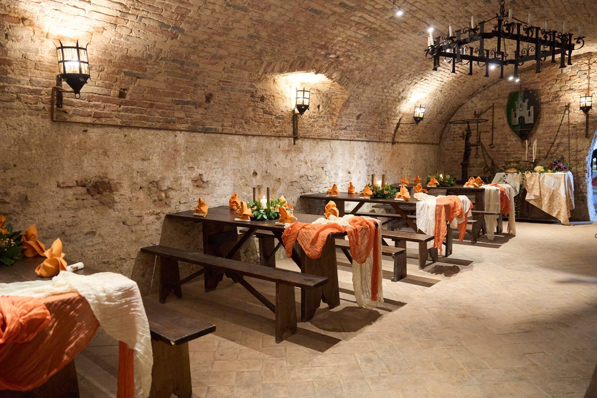 Sala con camino della Taverna del Castello