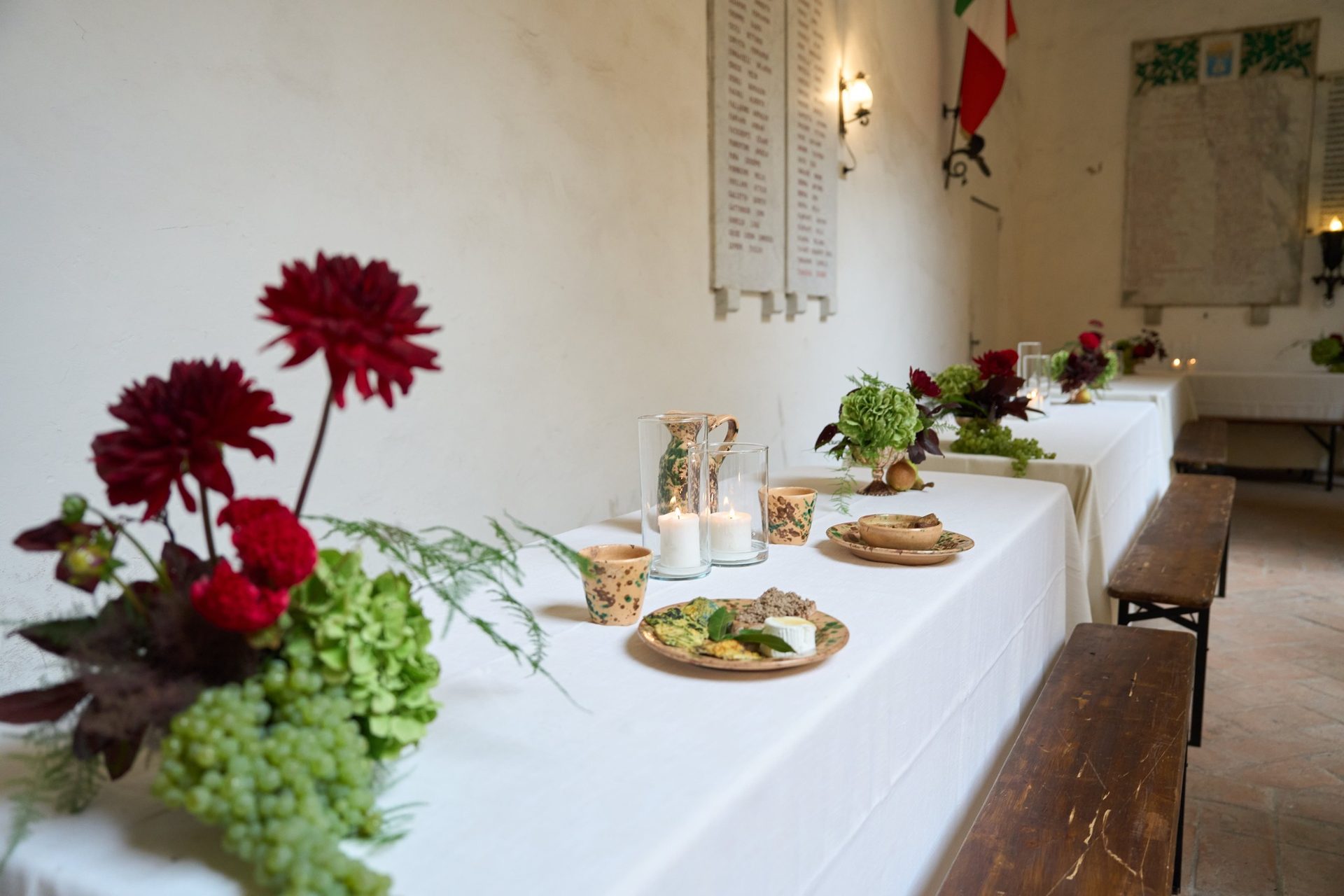 Tavolo con fiori bordeaux
